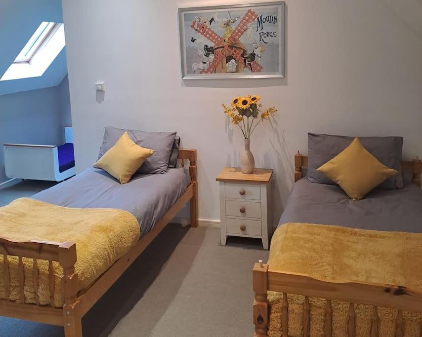 Stunning 5 Bedroom House With Beautiful Lake Views Lymm Exterior foto